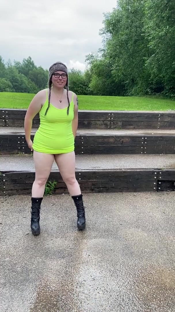 Rebecca Curves: Rebecca Curves nagi spacer po parku