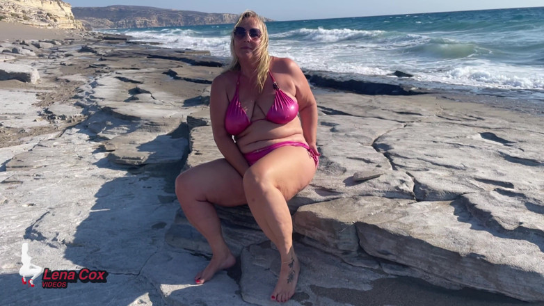 Lena Cox: Bikini Ninfómana Se Masturba En La Playa - Arriesgados Orgasmos Con...