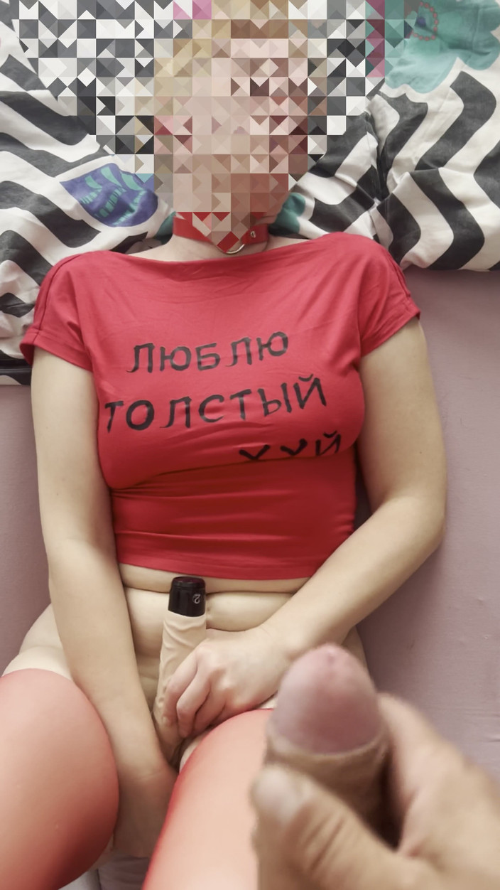 SashMash: 性感人妻用假阳具自慰，而她的丈夫则在旁边观看并撸管