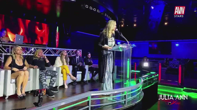 Julia Ann: Finalul meu Avn Roast!
