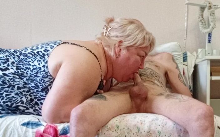 Zona901: Iubita suge pula și are parte de spermă fierbinte în gât