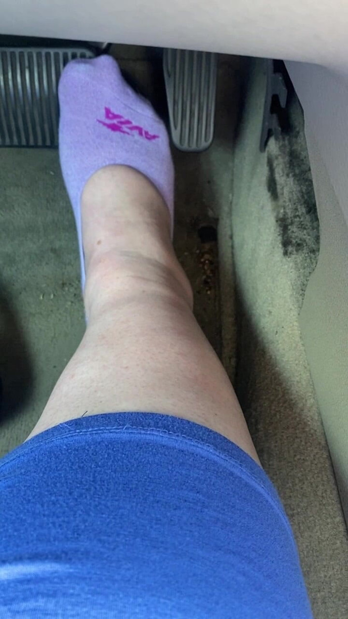 BellaBlast: 보라색 양말을 신은 페달 펌핑