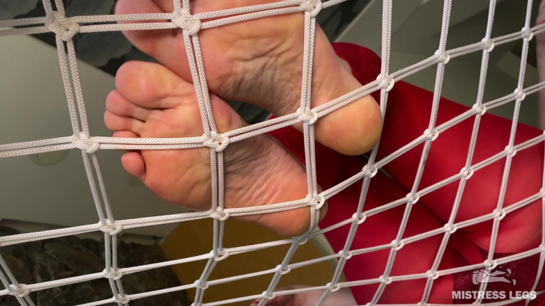 Mistress Legs: 長い裸足のクローズアップ - ハンモックのしわ寄った足の裏と赤い足の指