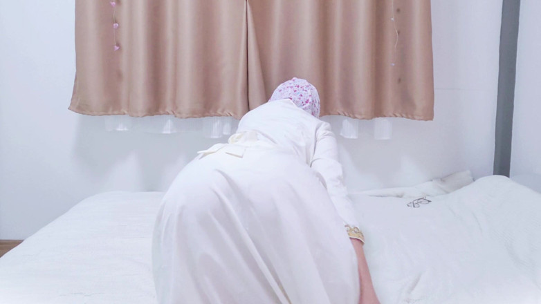 LittleMuslim: O fată malaieziană hijabi tachinează pula cu albă Abaya care își...