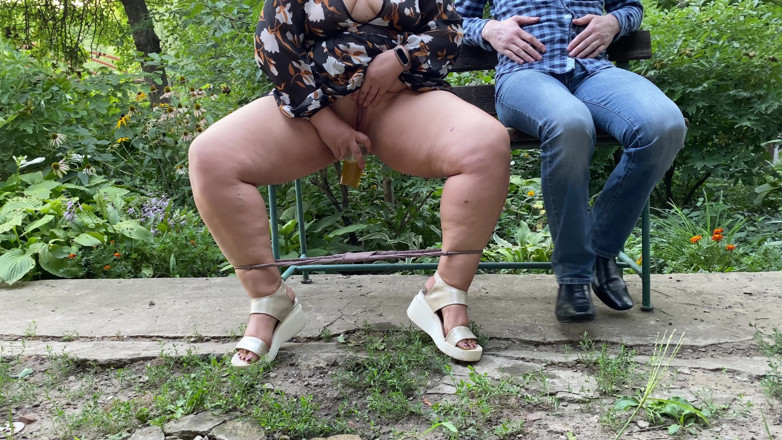 OurFetishLife: 公園で私の継母の猫から熱いジュース
