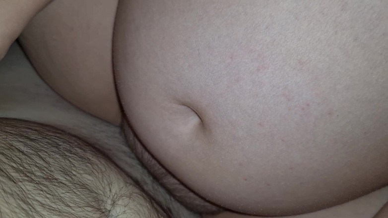 Testicarl: 怀孕的熟女妻子在与陌生人出轨一个小时时乱搞，并在她的阴户里得到两次内射