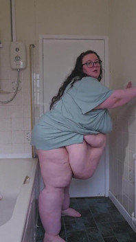 Buikspel in de badkamer met ssbbw-godin