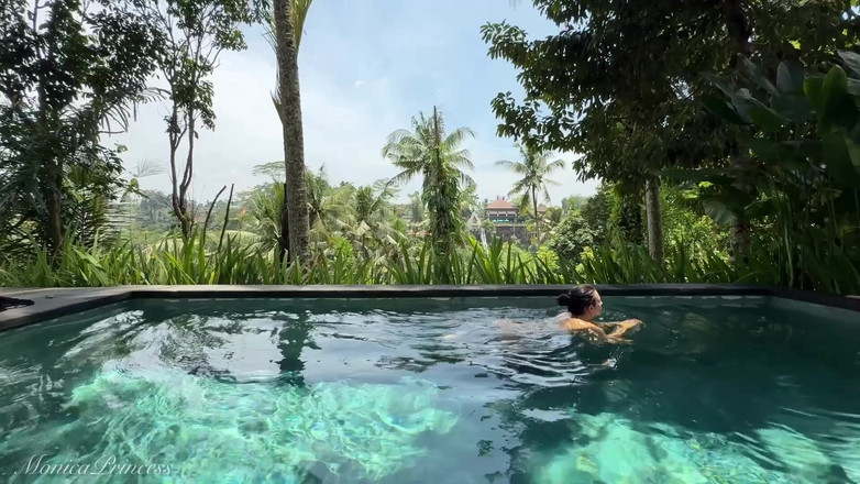 Princess Monica: Taquinage dans une robe transparente dans la nature à la piscine,...