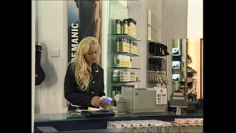 Deutschland porn: Une belle monteuse blonde baise avec son réalisateur avec une...