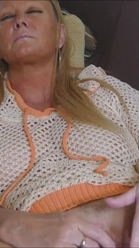 Orgasm Cu Masturbare Cu Pizdă Întinsă De Aproape Și Joc Cu Clitoris În Șosete Înalte Până La Genunchi