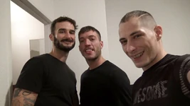 Ricco Fatale geneukt zonder condoom door een hetero in zijn hotel in Berlijn