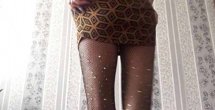 Not White Cat: en student i en minikjol smeker klitoris