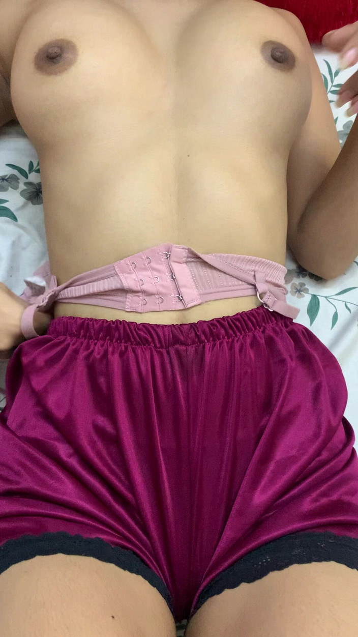 Riya mickey: セクシーな女の子リヤの指の猫