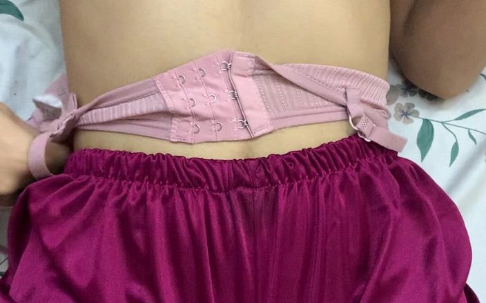 Riya mickey: Сексуальная девушка Riya трахает пальцами киску