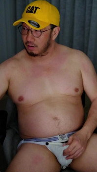 Cerda asiática panda oso meando acabando en jockstraps blancos gastados en la oficina por órdenes de papás