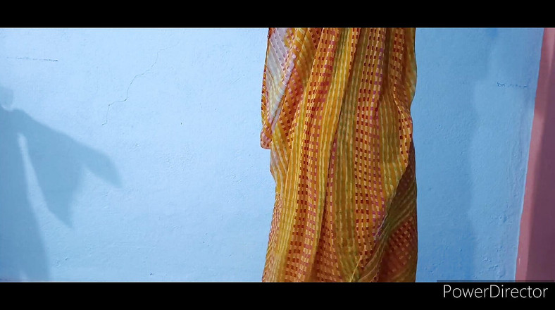 LovedSunsine1990: Det fanns ingen hemma, så han bar fruns kläder och...