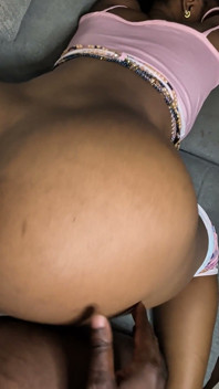 Kali pertama dengan adik tiri nakal saya. Si Dia Mengambil Kesempatan Dengan Pantat Besarnya Apabila Ibu Tiri Keluar