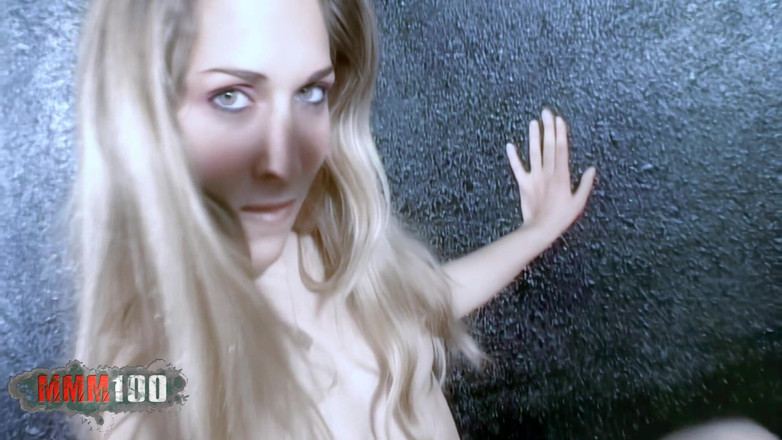 MMM100: Chrystal: Minunat little blondă Chrystal îndepărtarea haine în garaj