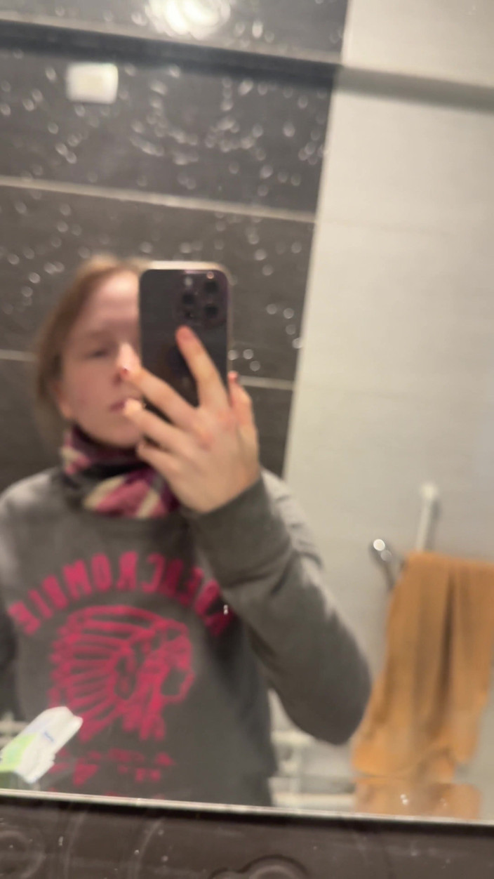 SweetLucy96: Razor Slides Into My Pussy