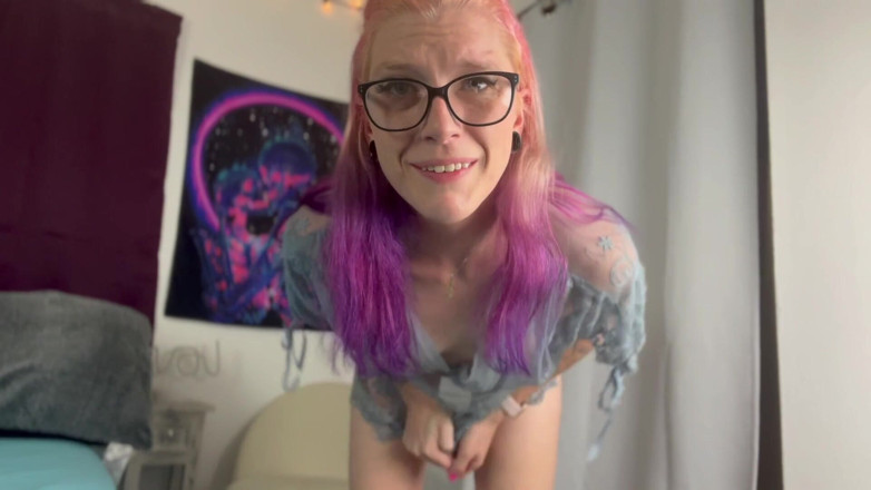 Missellie8: Pussy Spreading and Fingering