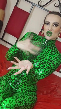 Svádím tě svými lesklými zelenými minty rty a polibky a lesklý latex