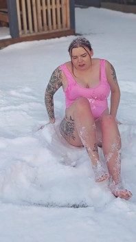 Swinger. Zwei verheiratete Paare spielen nackt im Schnee im freien. die Frauen pinkeln im Schnee und die männer lecken es