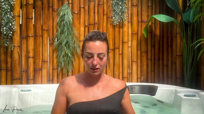 LeaPam: Pleasures &amp; Very Wet Solo Orgasms in the Hot Tub