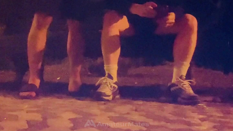 AmateurMates: Nadržení hetero kluci jsou v noci zvědaví