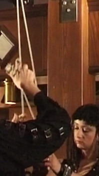 Obligada madura milf en látex provocada por hombre dominante