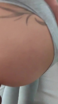 ¡La hermanastra habla con su marido por teléfono mientras yo la follo hasta el caos!