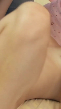 Ik neuk en kom klaar op het gezicht van deze zeer geile brunette slet met perfecte tieten en warm strak geschoren poesje
