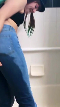 Indietro a me pisciando i miei jeans e poi incoraggiarti a segarti!