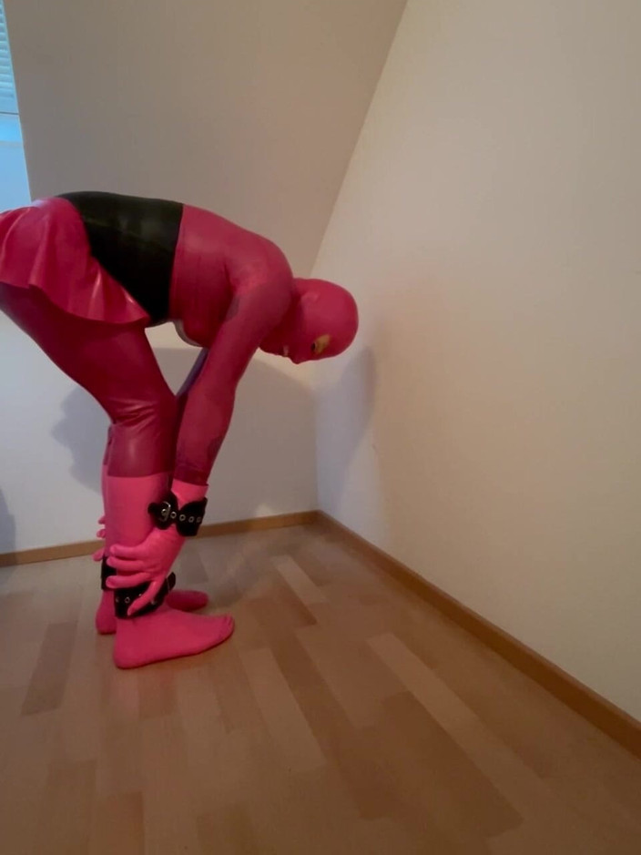 PervyLara: Pink Rubberdoll, une esclave tapette, fullrubber, trois couches de latex
