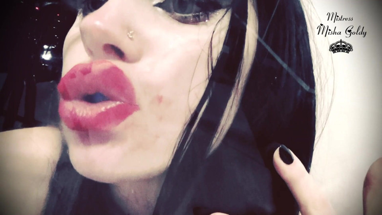 Goddess Misha Goldy: Labbra rosse stampa su vetro e fissing alla francese