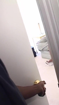 Brazilian kouří péro a bere ho do zadku