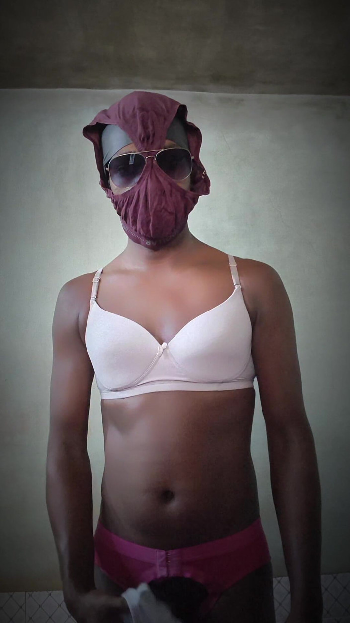 TS Azzy: La trans azzy si masturba con il preservativo
