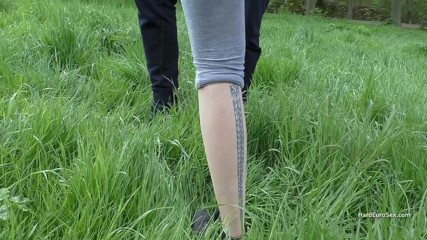 Hard Euro sex: Tonální holky v tělocvičně šukají venku s černým ptákem