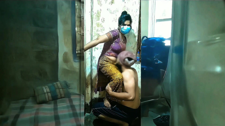 Romjan Khan: Tetona esposa disfruta con electricista