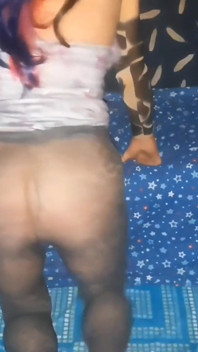 Oyuncak elbisem ve baskılı külotlu çorapla canavar dildomu sikiyorum