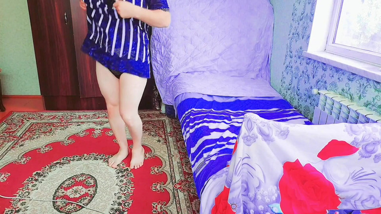 Kitty_Cross: फेमबॉय क्रॉप्ड हुडी और स्कर्ट में कमर दिखा रहा है