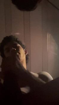 Masturbuje při sledování porna s mým přítelem, vysávám ho a on se mi vystříká do pusy