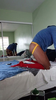 Kennie Jai masturba em Yellow Jock!