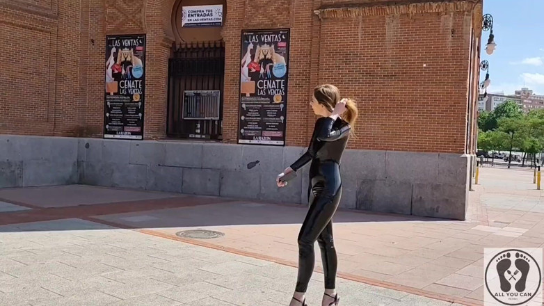 All You Can Fetish: Alice Maze milf em couro público, brilhante fetiche por buceta...