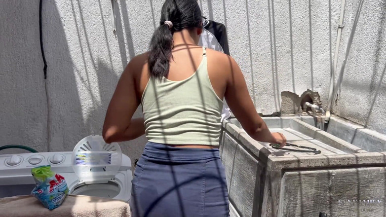mia_and_cris_fuck: Hintli üvey kız kardeşimin kıyafetlerini asmak için yardıma ihtiyacı var ve...