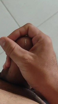 Insertando Baterías Eléctricas Dentro Del Pene Mojado.