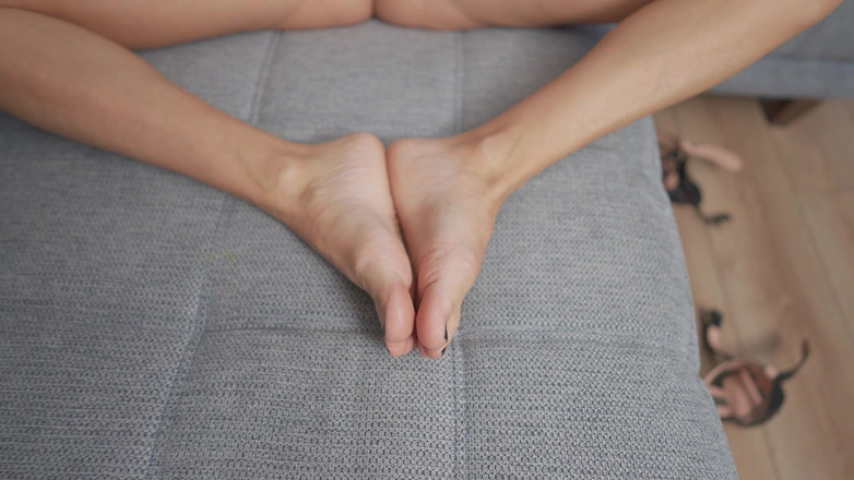 EROTICONLY: Esmer hatun orgazm olmak için sert yarağa biniyor