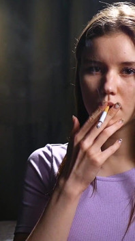 O fată de 18 ani fumează două țigări puternice din plută
