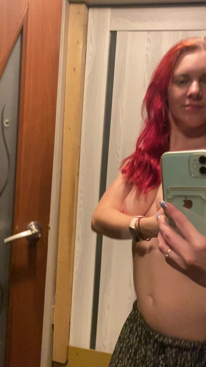 Hairy couple: La MILF rossa ha mostrato i suoi grandi muscoli davanti...