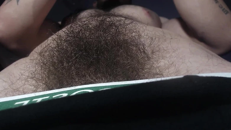 Hunky time: Alpha rậm lông