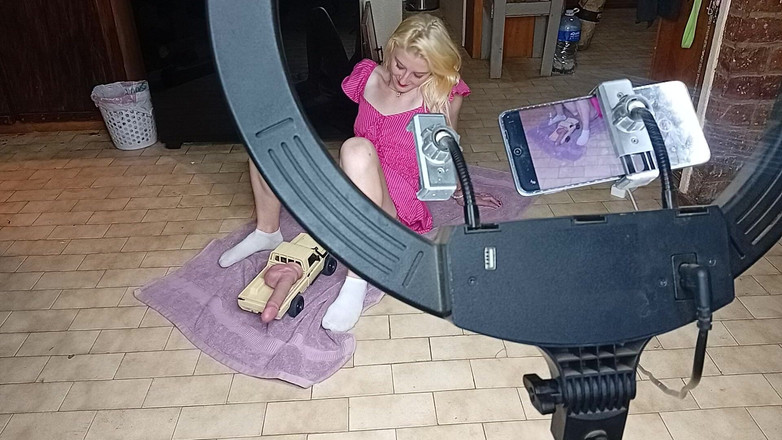 18blondteen: कॉलेज गर्ल की चूत की आरसी कार से चुदाई